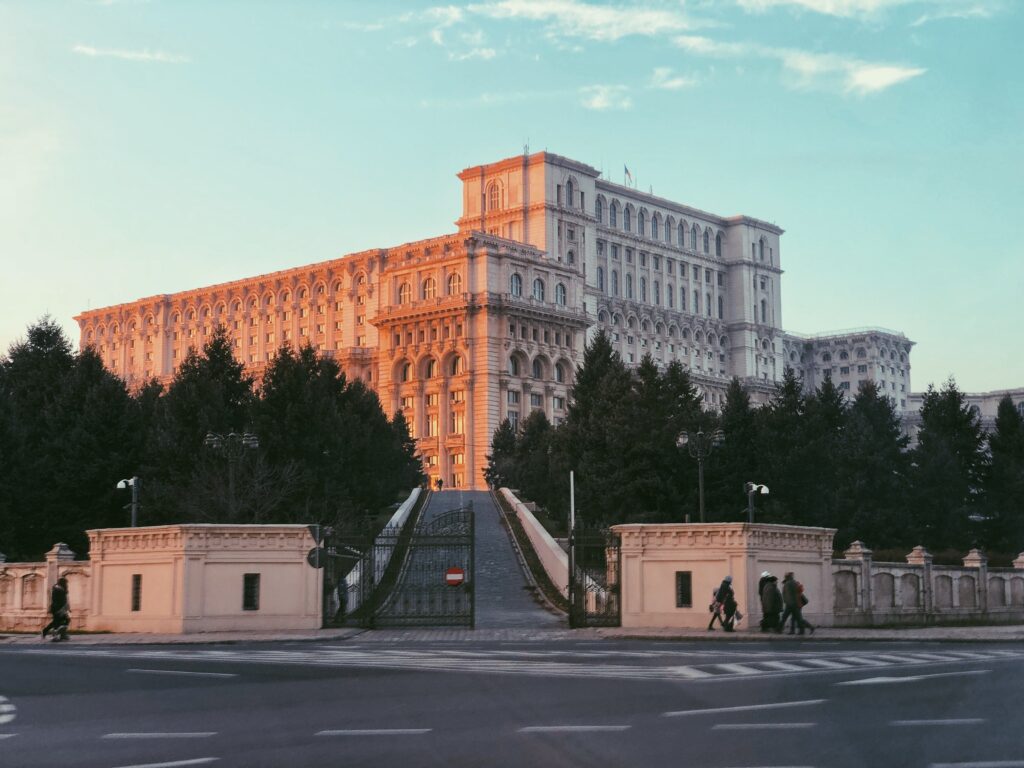 Il palazzo del Popolo, che fu costruito da Ceaușescu, simbolo della sua triste egemonia.
