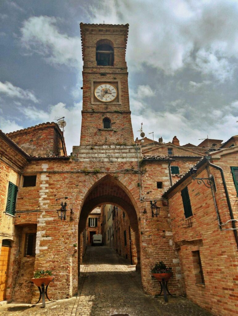 La meravigliosa porta d'ingresso di Piticchio.