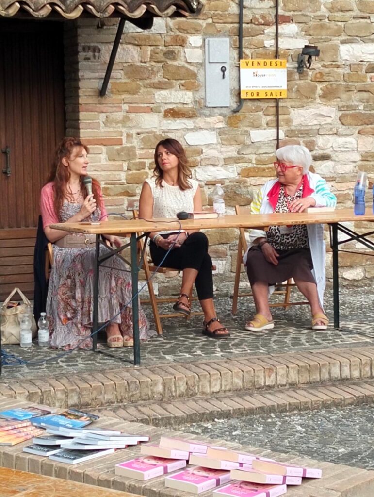L'assessore Paola Petroni al centro, a sinistra la scrittrice.....