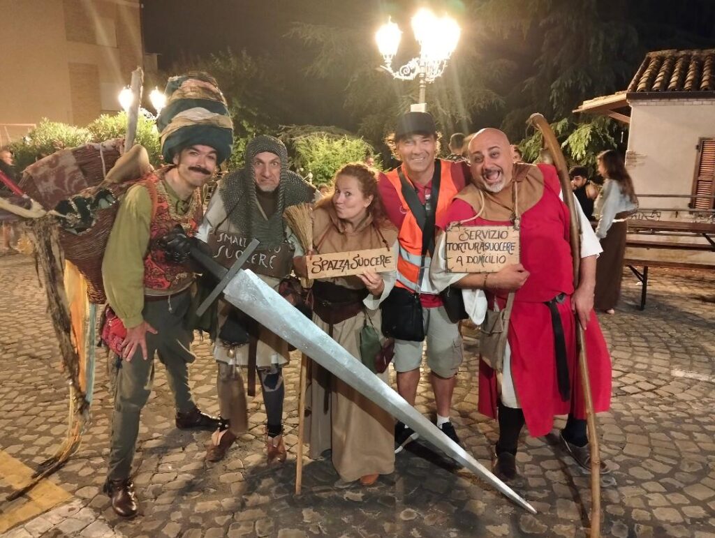 All'estrema destra il bravissimo artista sardo Turuk, mentre gli altri fanno parte della compagnia degli "ammazza suoceri".