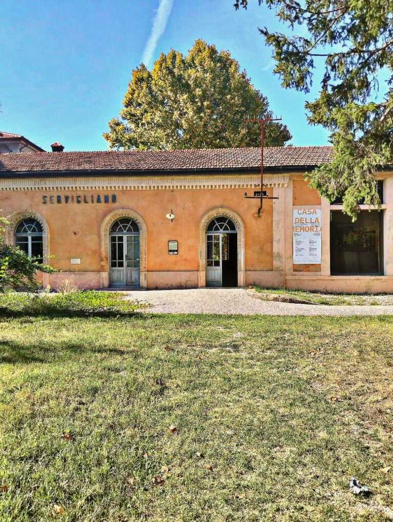 L'entrata della ex stazione ferroviaria di Servigliano.