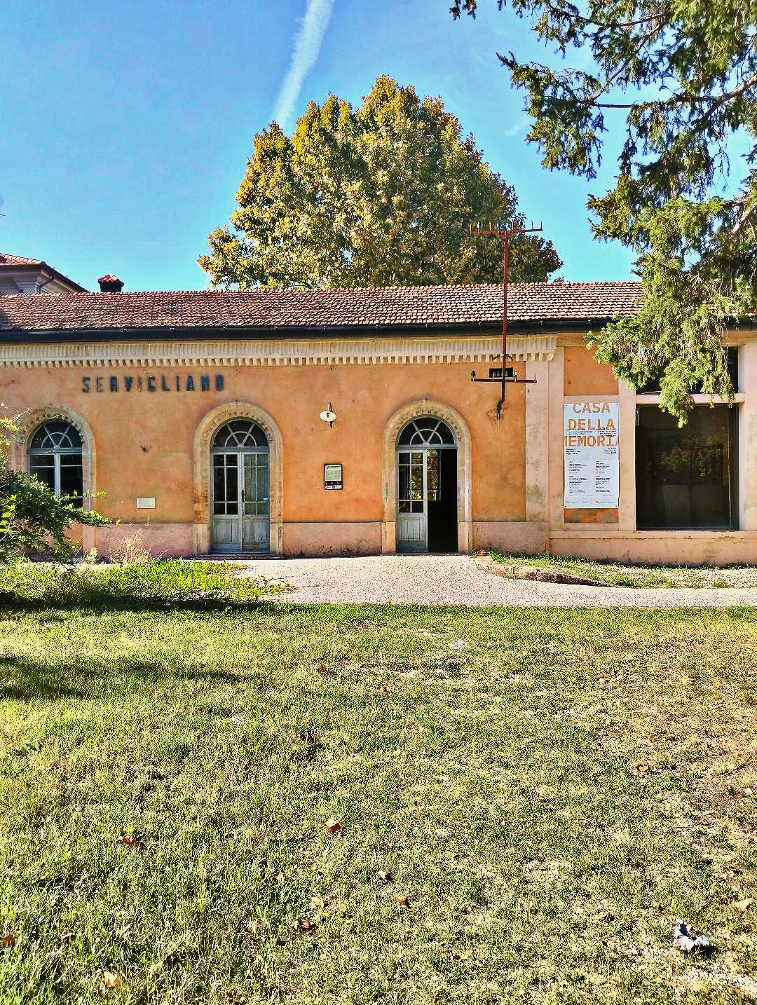 L'entrata della ex stazione ferroviaria di Servigliano.