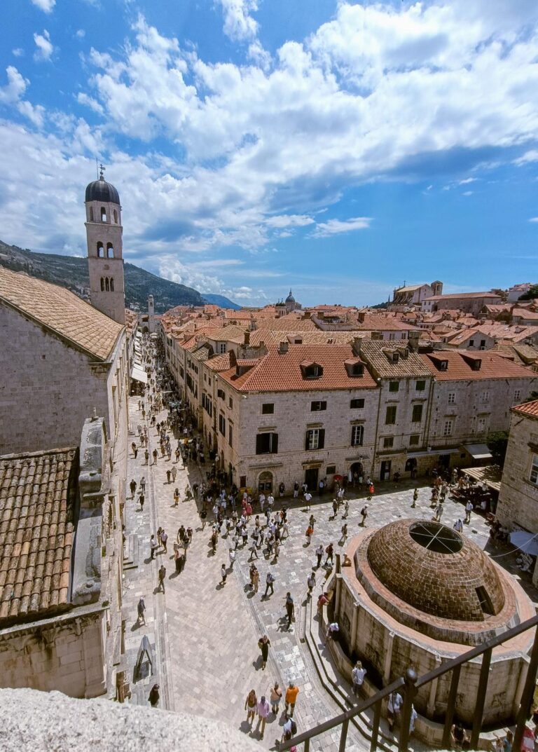 Un bellissimo scorcio di Dubrovnik, visto dalle sue possenti mura.