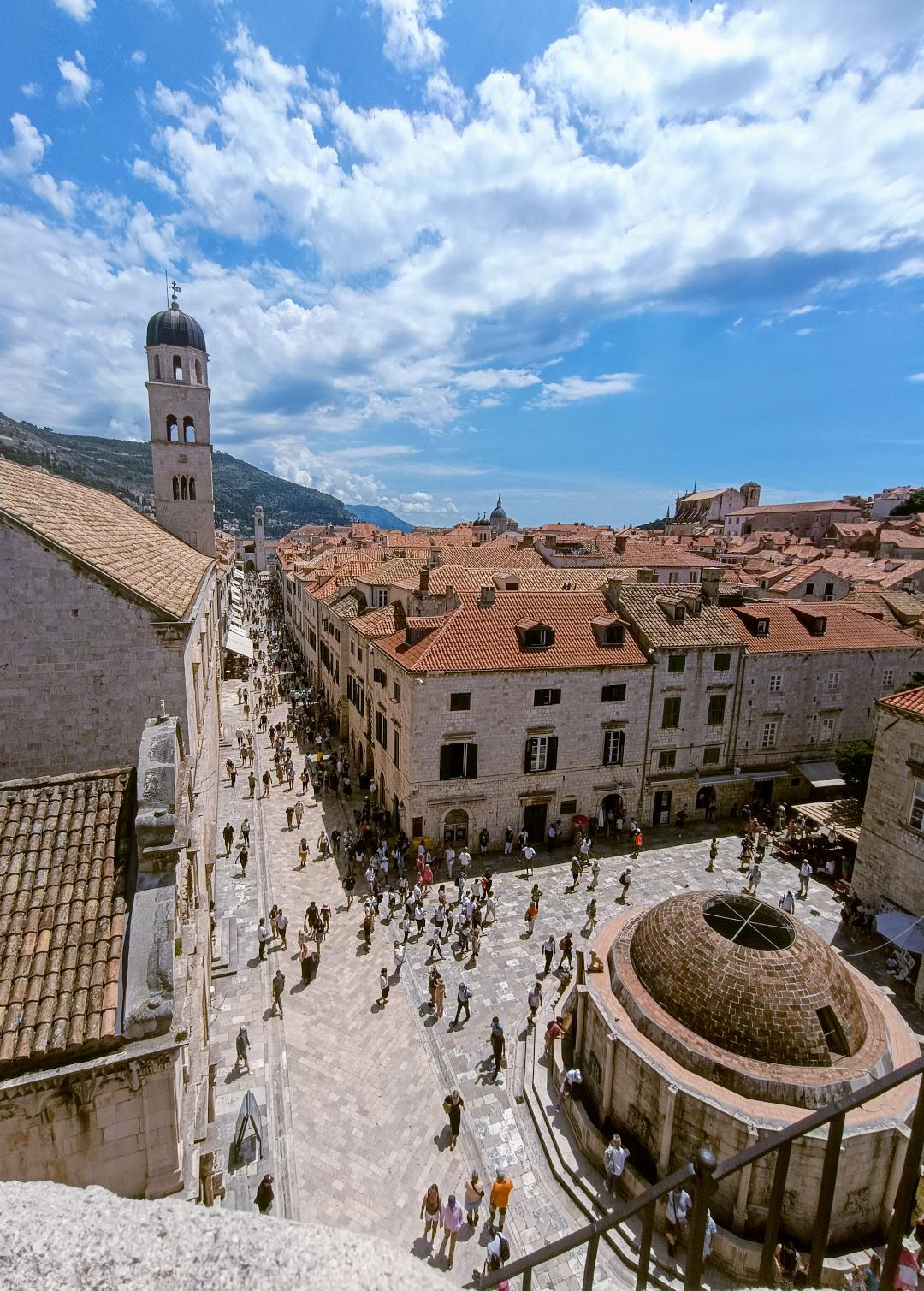 Un bellissimo scorcio di Dubrovnik, visto dalle sue possenti mura.