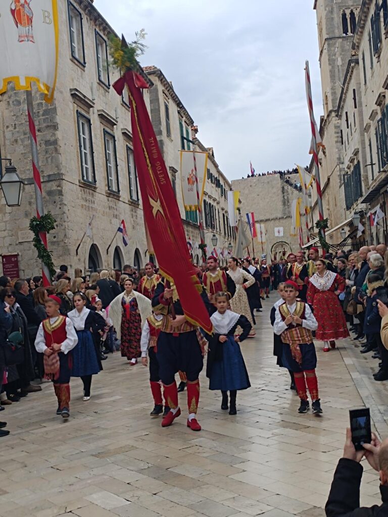 Costumanti in abiti tipici.