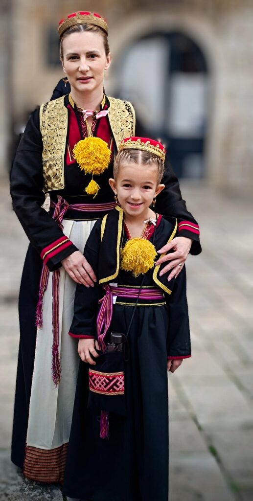 Costumanti in abiti tipici.