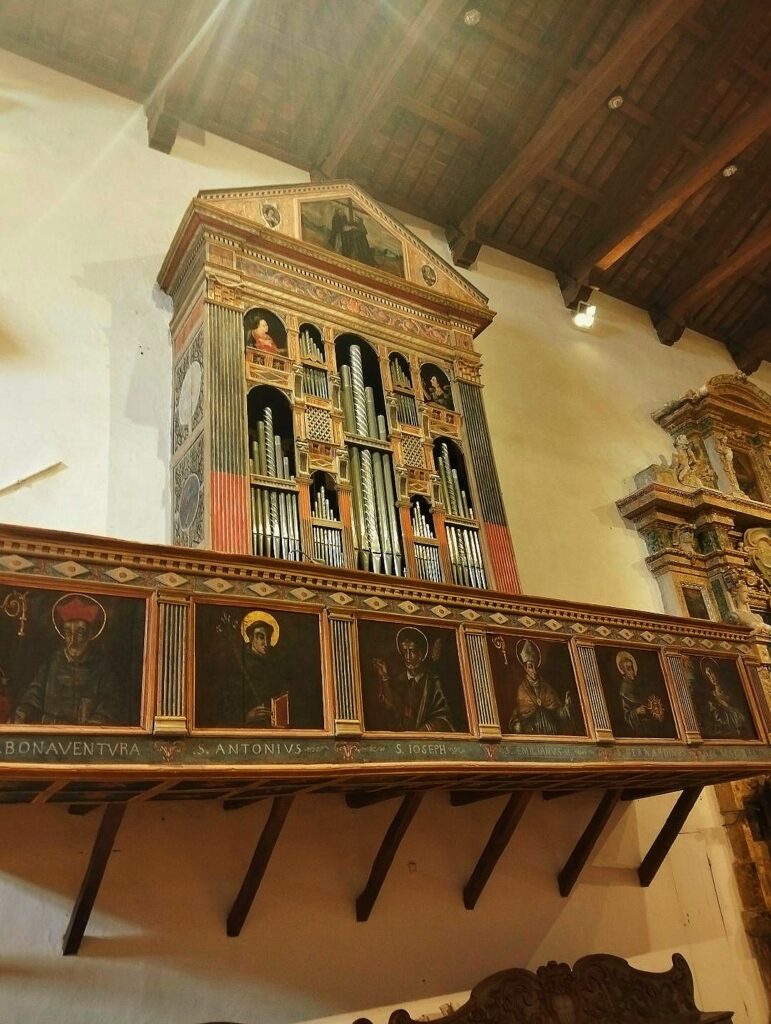 Il complesso museale di San Francesco a Trevi si conclude con la maestosa visione dell’organo e del "baldacchino", autentici gioielli d’arte che suggellano il percorso con un tocco di meraviglia.