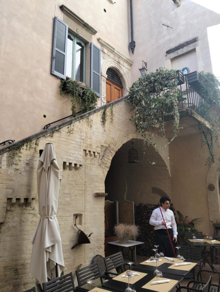 È un vero privilegio soggiornare nell’elegante hotel La Bifora e concludere la giornata assaporando le specialità della tradizione locale nella suggestiva cornice della Taverna del Sette, guidata con passione dal proprietario Gherardo Munoz.