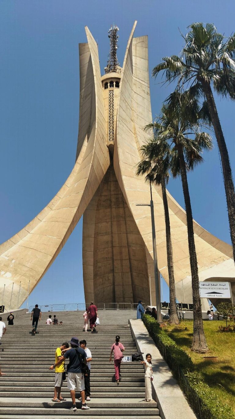 Il Memoriale dei Martiri ad Algeri, simbolo dell’indipendenza algerina e punto di riferimento della capitale.