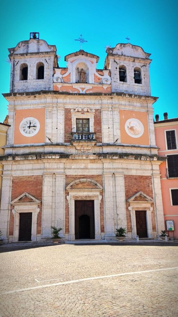 Chiesa di Santa Maria Assunta, riferimento storico e architettonico centrale nel borgo di Atina