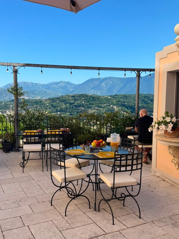 Palazzo del Senatore: terrazza panoramica con vista sulla Valle di Comino, camere curate e servizi di qualità. Una struttura storica che accoglie il visitatore con ordine, comfort e un paesaggio che definisce il territorio.