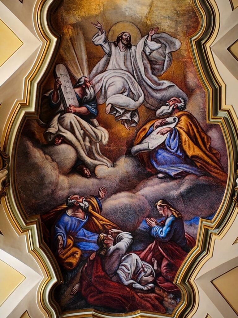 L'affresco raffigurato nell'immagine è la Trasfigurazione di Gesù sul monte Tabor, che si trova sulla volta della Cattedrale di Santa Maria Assunta ed è opera del pittore campano Teodoro Mancini (allievo del Canova), realizzato durante i lavori di decorazione del duomo nell'Ottocento.