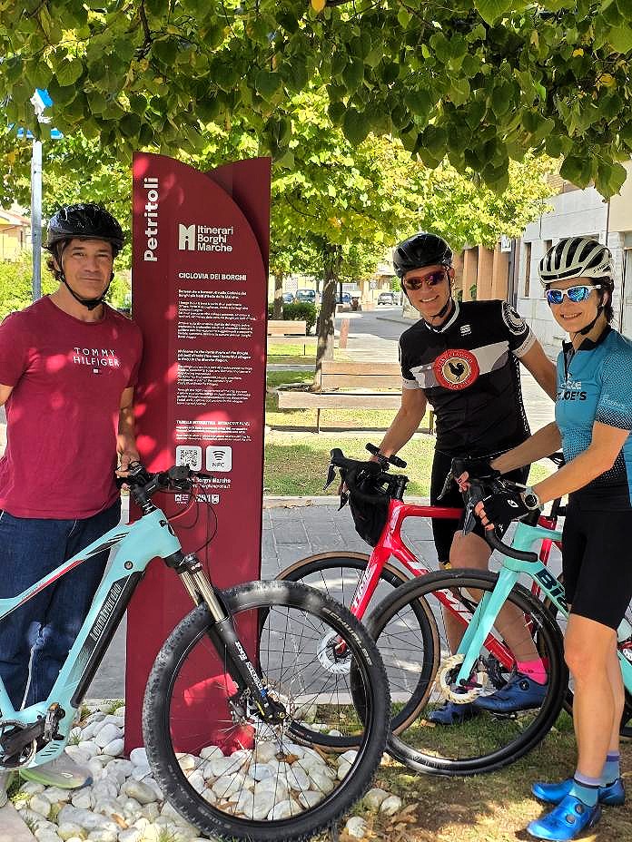 Foto ricordo insieme a dei turisti inglesi, anch'essi venuti a provare le emozioni della ciclovia del Fermano