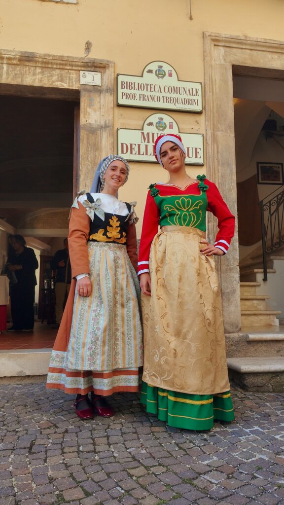 Alcune ragazze in abiti tipici.