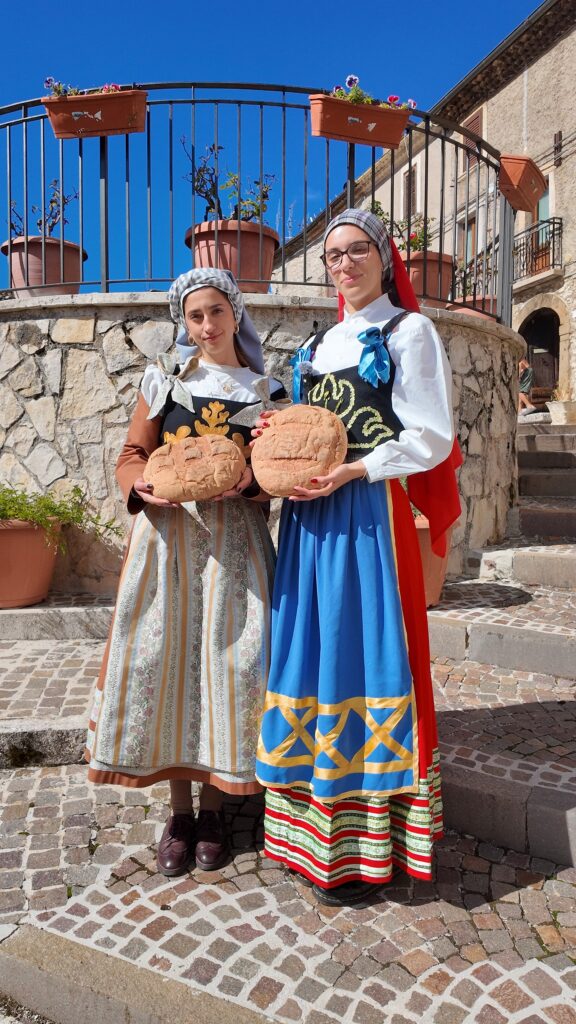 Mani giovani, sapori antichi e il profumo del pane appena sfornato tra le pietre di Villalago
