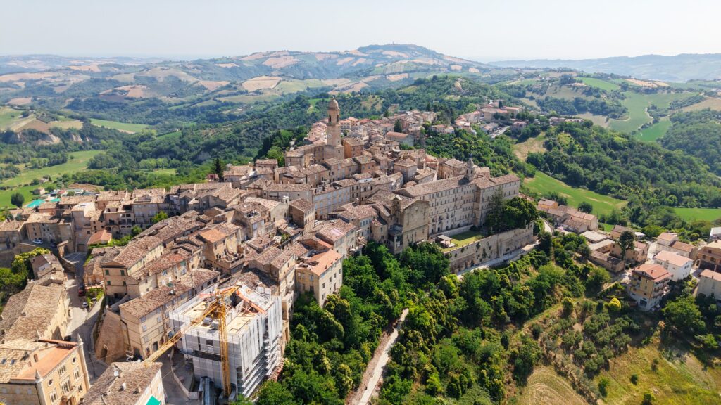 Il romantico skyline di Petritoli dominato dalla sua torre civica, l'elemento che più di tutti custodisce e caratterizza l'anima di questo borgo