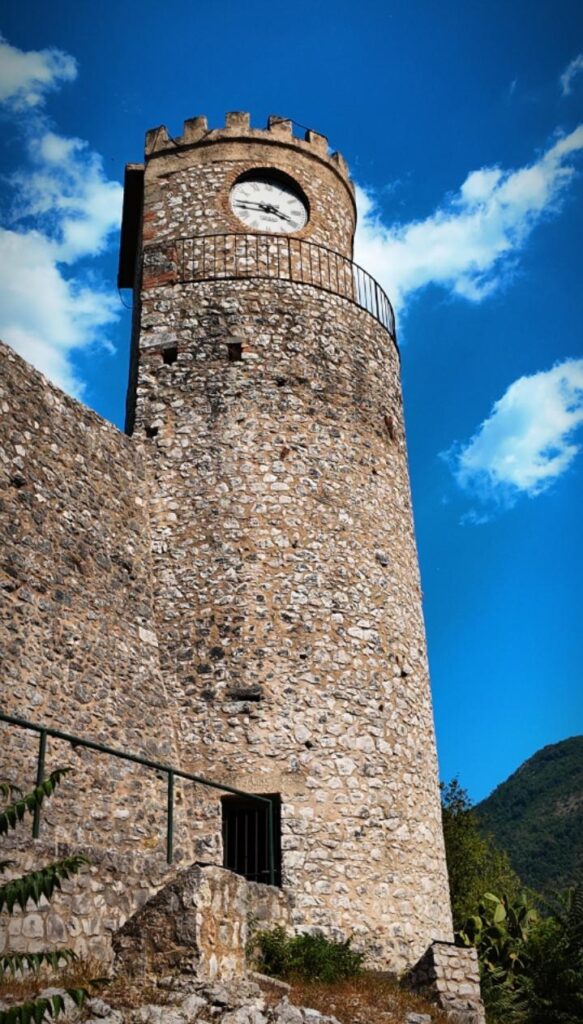 Inglobato nella struttura del Castello Farnese, l'Orologio è l'elemento identitario più celebre di Pico. Un perno visivo e storico che svetta sul borgo, scandendo da secoli il tempo e la memoria della comunità locale