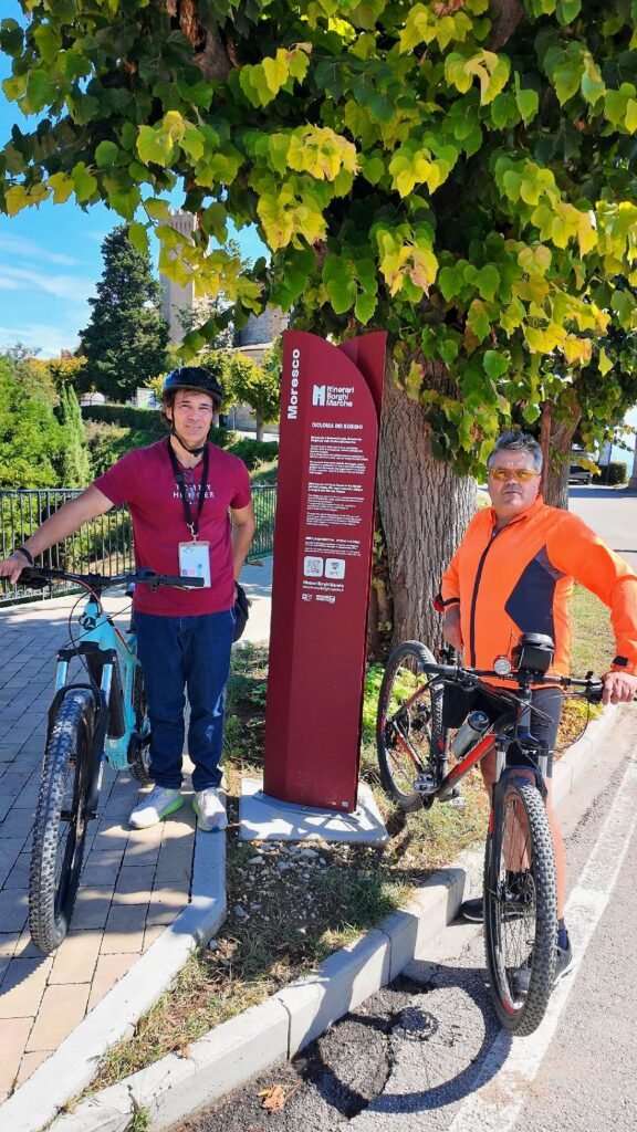 In sella tra le mura e i panorami della splendida Moresco insieme al sindaco Massimiliano Splendiani! Una pedalata alla scoperta del borgo che conferma quanto la nostra ciclovia sia un volano straordinario per il turismo. L'auspicio è che infrastrutture come questa facciano lievitare sempre di più le presenze nel nostro territorio